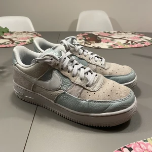 Air force one - Säljer ett par air force one i storlek 40. Väldigt bra skick. Använda Max 10 gånger. Säljer på grund av att de är för små. Ovanlig modell. Köpte för 14 00 kr.💙