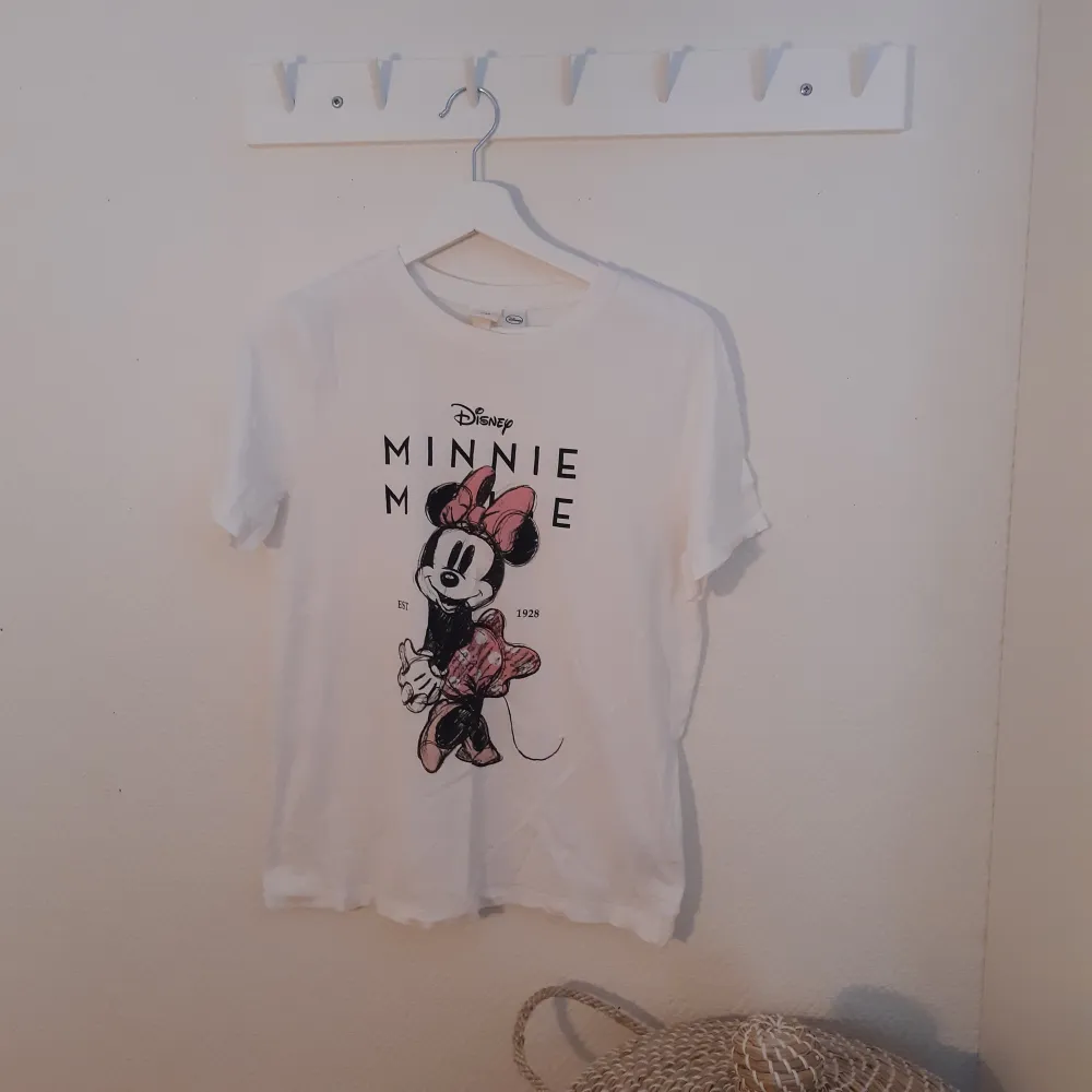 T-shirt med tryck av Mimmi. Knappt använda och i bra skick. 75 kr + 66 kr frakt. T-shirts.