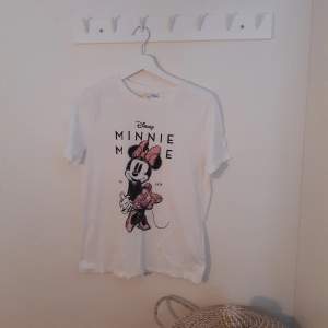 T-shirt med tryck av Mimmi. Knappt använda och i bra skick. 75 kr + 66 kr frakt