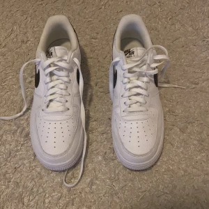 Air Force 1 - Säljer mina vita air force 1 har använt dom 1 gång säljer skorna för att dom är för stora för mig och kan inte lämna tillbaka dom. Min mamma har tyvärr slängt boxen. Köpta för 1 349. Skriv om ni vill ha mer bilder eller vill prata om priset. 
