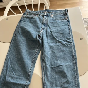 Levis Jeans Loose Fit - Säljer nu mina knappt använda jeans från Levis då dom var lite för små i längden. Som sagt knappt använda och är i nyskick. Anledningen till att dom är skrynkliga är för att dom bara har legat längst ner i garderoben. Va inte rädda att höra av er!