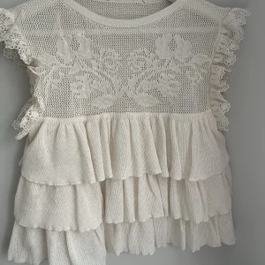 Populära zara topp - Populära och snygg zara topp med volanger!💓 toppen är aldrig använd och endast tästad, inga skador och är som ny❣️säljer pga att den ibte kommer till användning för mig💓kontakta vid intresse eller annat!💕