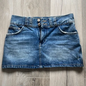 Lågmidjad jeanskjol - Lågmidjad jeanskjol. Använd fåtal gånger. I väldigt bra skick! 