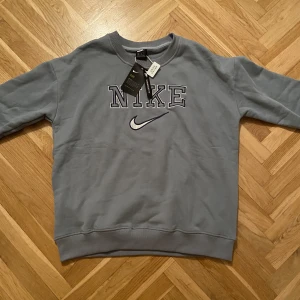 Nike vintage - Säljer nu en väldigt snygg nike vintage sweater. Den är i strl XL men sitter som M då den är väldigt undersized. Bara att slänga iväg ett DM vid intresse!