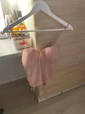 Rosa topp från Nelly - Såå fin rosa topp, passar bäst med större byst