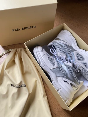 Axel Arigato Marathon Runner skor - Använd 1 gång, små märke på båda sidor av skorna (kolla bild) därav priset.