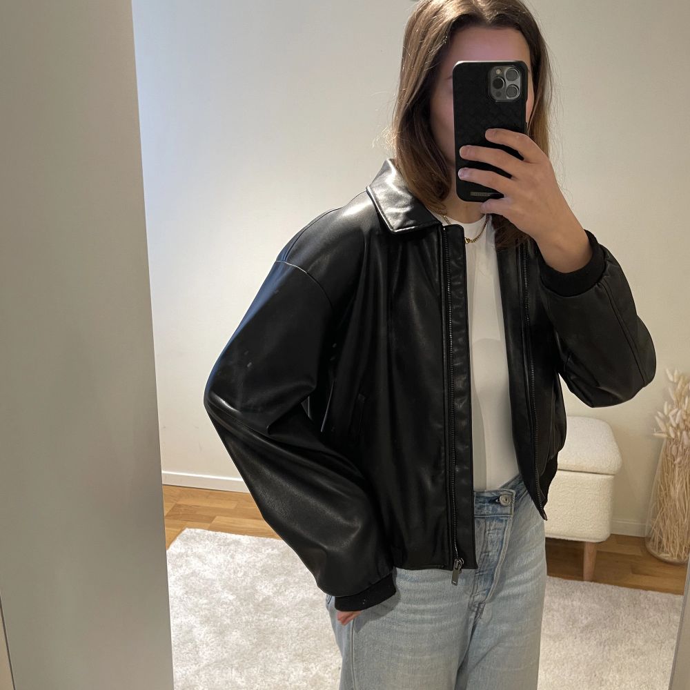 Populär PU jacka från Zara som tyvärr ej kommer till användning för mig 🤍 Så snygg och i väldigt bra skick. . Jackor.