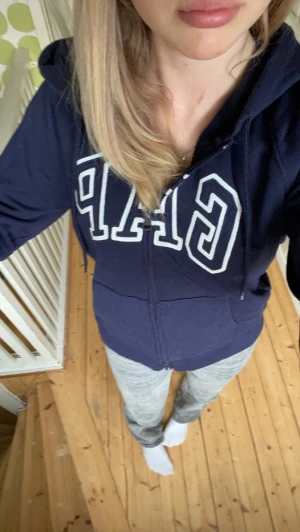 GAP hoddie - Super snygg o superskönt GAP hoddie💕säljer för att den tyvärr e för liten för mig💘andvänd men inga defekter så den e som ny❣️150kr+ frakt (pris kan diskuteras)