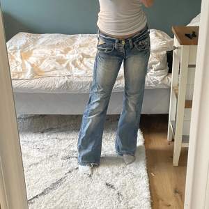 Säljer ett par fina lågmidjade jeans pågrund av ingen andvändning längre🤍Frakt ingår inte i priset☺️midjemått: 43cm, innerbenslängden: 80 cm