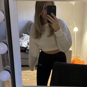 En kortare sweatshirt från Bershka som passar perfekt till ett par träningstights💖💖