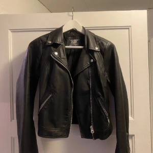 Skinnjacka - Skinnjacka från Crocker. I bra skick och använd fåtal gånger. Storlek XS. Säljer för 199kr, ordinariepris 2 499kr. Vid frågor och funderingar eller om du har ett intresse för varan, skicka iväg ett meddelande☺️