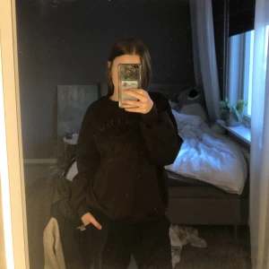 Sweatshirt med broderi - Denna sweatshirt har används 3 gånger så i nyskick! Köptes för 150kr, lappen sitter ej kvar men skulle säga att den är i S