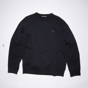 Acne Sweatshirt  - Säljer då jag bara använt ett fåtal gånger pga att storleken inte passar mig helt! Ser som nu ut. Skicka för fler bilder.