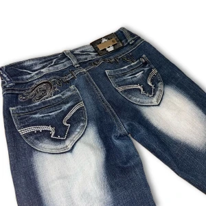 Y2k jeans crazy age - Supercoola lowrise bootcut från crazy age🦋 Midjemått: 35cm Innerbenslängd: 83cm Lite slitningar, men bra skick! (se bild 2 och 3) Skriv för fler bilder💘