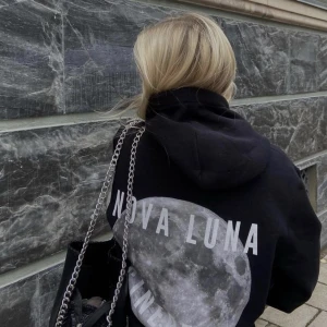 Nova Luna hoodie - Köpte hoodien 2021, använt Max 10 gånger, trycket har börjat flagna lite.