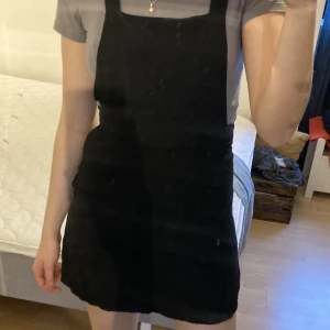 Hängslekjol - Kjol med ”hängslen” som går att justera längd på