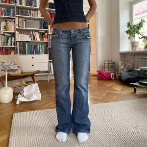 Lågmidjade jeans☺️ - Lowwaist jeans, skitsnygga och skriv för fler mått Innerbenslängd 76 Midjemått 39 