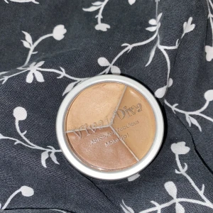 Contour och concealer Viva la diva - En contour/concealer från Viva la Diva. Har använts några gånger. Säljee då det inte är min färg. Köparen står för frakten ❤️
