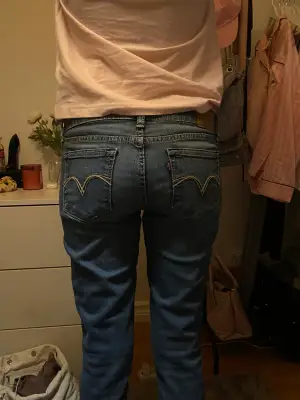 Mammas gamla Lågmidjade jeans, tvättade men har aldrig använt. Typ 32 i längd, jag är ca 172 o de passar