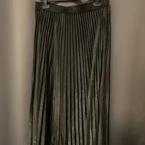 Härlig glittrig kjol som aldrig används 