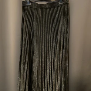 Glittrig kjol - Härlig glittrig kjol som aldrig används 