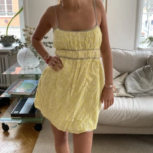 Sååå fin gulklänning☺️☺️ - Wow denna gula klänning💖 Storlek S