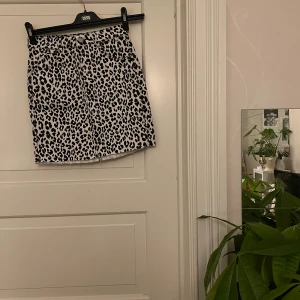 Leopardmönstrad kjol🤍 - Vit och svart leopardmönstrad jeanskjol. Från H&M, storlek 36. Använd en gång. Kan mötas i Göteborg eller skicka, köparen står för frakt. 