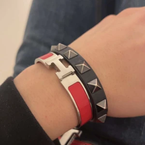 VALENTINO ARMBAND - Box finns 