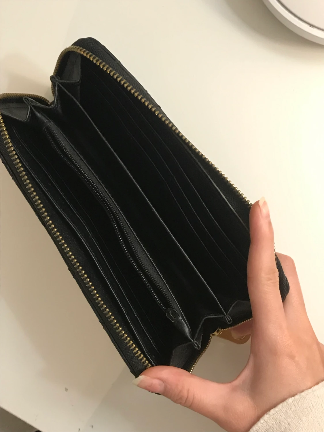 Svart plånbok med gulddetaljer - 90