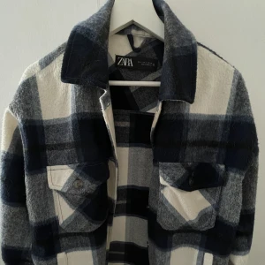 Skjortjacka Zara  - Rutig blå skjortjacka från zara!💙Helt slutsåld och perfekt nu till våren🫶🏼