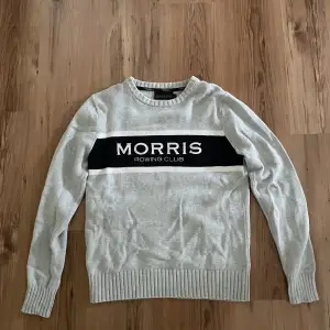En grå stickad Morris sweatshirt, i storlek M men lite mindre i storlek men passar också S, nypris 1200kr 