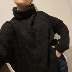 Svart tjocktröja  - Stickad svart tjocktröja i gott skick!