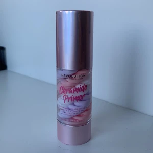 Revolution primer - En helt oanvänd revolution Ceramide Primer bra ifall man har torr hud men även vill att den ska matta ner lite💗orginalpris från normal är 129kr