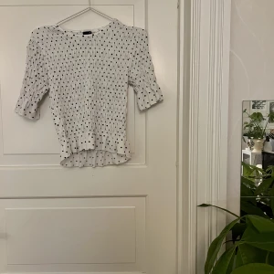 Prickig Topp🤍 - Prickig Topp från Ginatricot. Storlek M, använd ett fåtal gånger. Kan mötas i Göteborg eller skicka, köparen står för frakt.