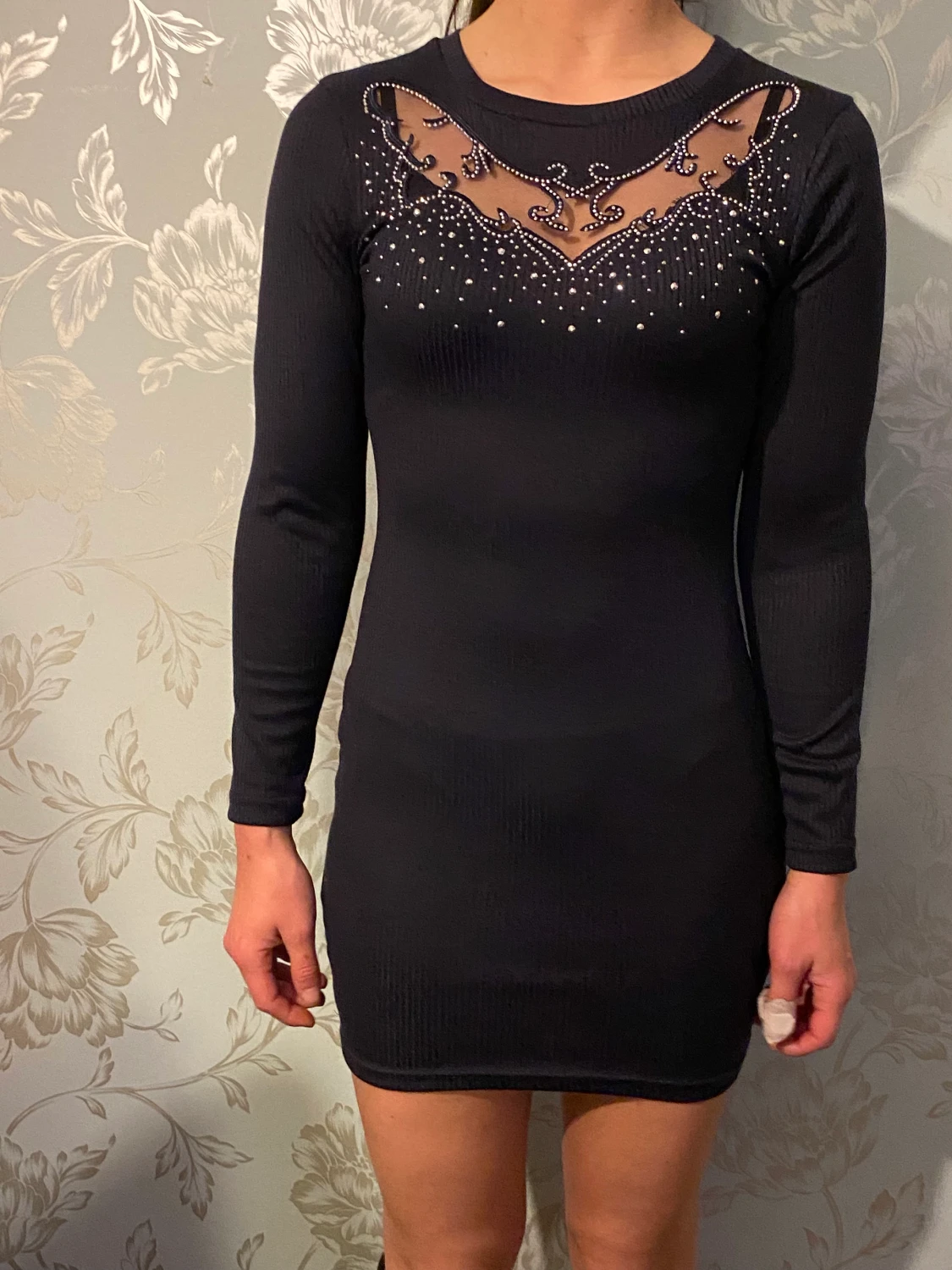 Mörkblå med pärlor 