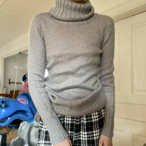Grå långärmad tröja  - Grå stickad långärmad tröja 
