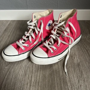 Converse  - Säljer mina converse som jag köpte på plick, använt fåtal gånger. De är i fint skick:) storlek 40