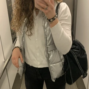 Väst - Säljer den här ascoola västen då den tyvärr inte är min stil längre! Köpt på barnavdelningen men passar mig som är 173 cm:)