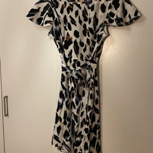 Klänning och väska!! - Inte använda varor bara stått i garderoben!