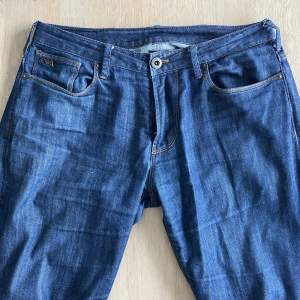 Ett par Armani jeans i modellen regularfit