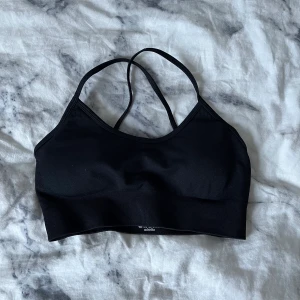Sporttopp från Shein - Sport-BH från Shein, aldrig använd👍