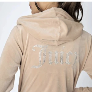 Juicy couture kofta, rhinestones - Säljer nu min juicy kofta i strl Xs. Använd väldigt fåtal gånger och är i nyskick. Nypris:1300kr. Säljer för 500kr+frakt