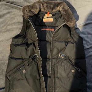 Parajumpers kobuk väst  - Parajumpers kobuk väst svart  Fint skick Köpt på sea life  Kvitto och tagg finns också