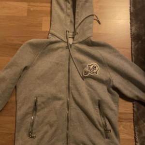 En Moncler zip hoodie i storlek medium. Skick 9/10 . Köpt på Moncler i Stockholm. Pris 1199