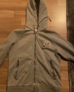 Moncler zip hoodie - En Moncler zip hoodie i storlek medium. Skick 9/10 . Köpt på Moncler i Stockholm. Pris 1199