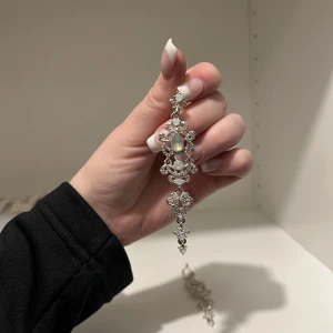 Örhängen - Örhängen perfekta för lite festligare tillfällen ex. Bal och bröllop💞Har aldrig använt dem! Köpta i Sankt Petersburg, minns ej butik eller vilket material