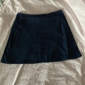 Så fin kjol från Motel i mockaliknande tyg ❤️ Kjolen har fickor :)