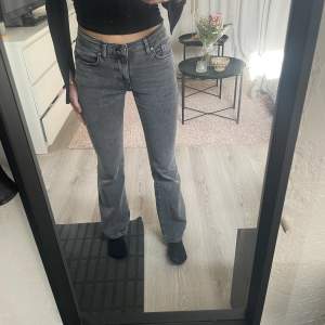 Säljer dessa populära jeans från Gina tricot som är nästintill helt oanvända, inköpta för några veckor sedan men har inte kommit till användning. Köpta för 499kr men säljer för 399kr. Köparen står för frakt💕