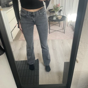 Low waist bootcut jeans - Säljer dessa populära jeans från Gina tricot som är nästintill helt oanvända, inköpta för några veckor sedan men har inte kommit till användning. Köpta för 499kr men säljer för 399kr. Köparen står för frakt💕