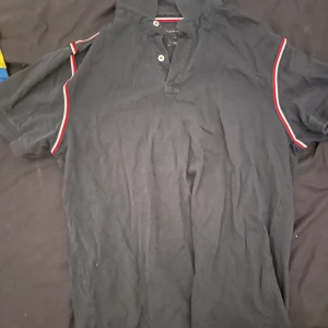 Tommy Hilfiger pike - Riktigt fet piké som jag säljer för att den är för liten. Den är L men kan värkar lite mindre för att den är slim fit men annars riktigt go. Priset går att diskutera. Ny pris 900kr